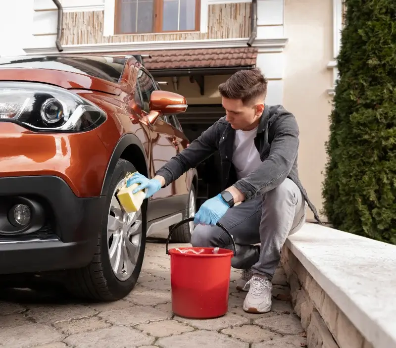 Lavage auto à domicile Saint-Germier : professionnel intervenant sur un véhicule